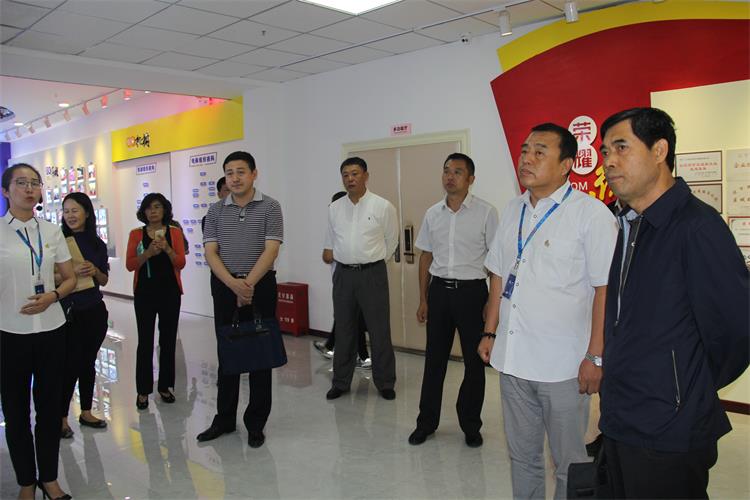 总经办吴畅为列位向导解说集团生长历程.jpg 总经办吴畅为列位向导解说集团生长历程.jpg