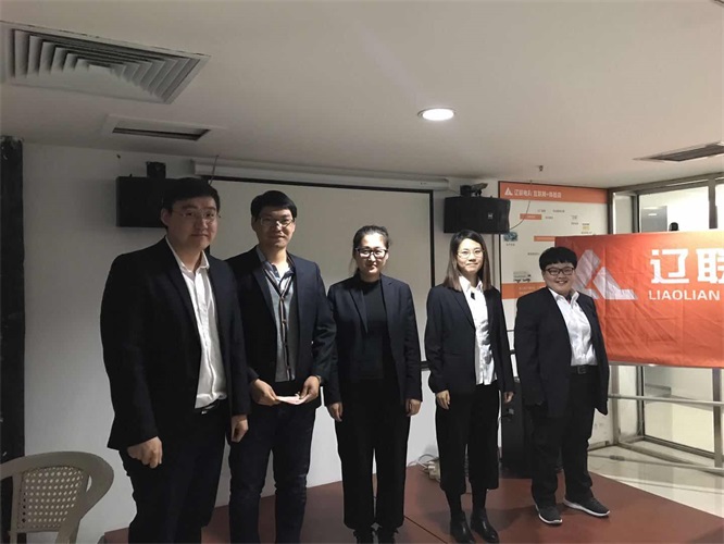 向导为第一名先锋队组员颁奖.jpg 向导为第一名先锋队组员颁奖.jpg