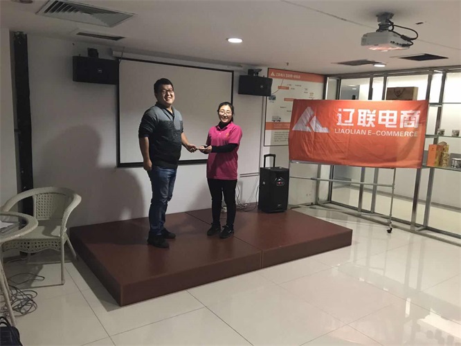 向导为阳光队队长颁奖.jpg 向导为阳光队队长颁奖.jpg