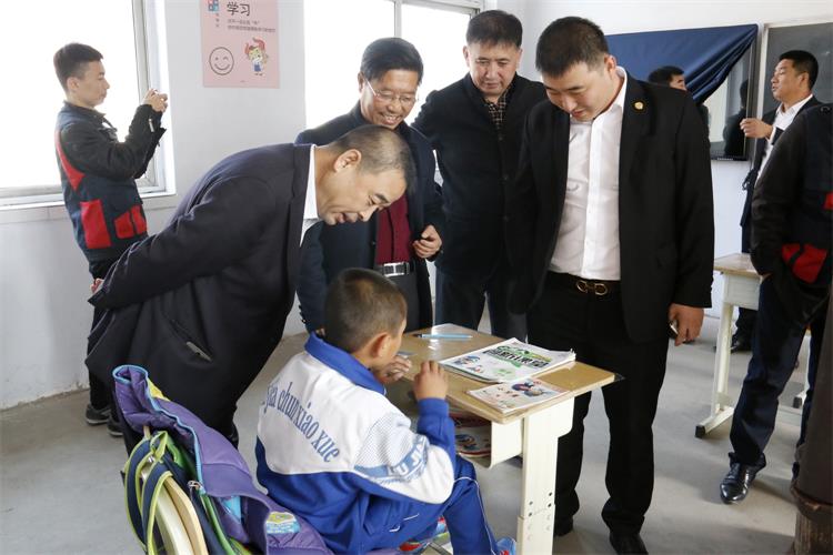 体贴学生学习情形.jpg 体贴学生学习情形.jpg