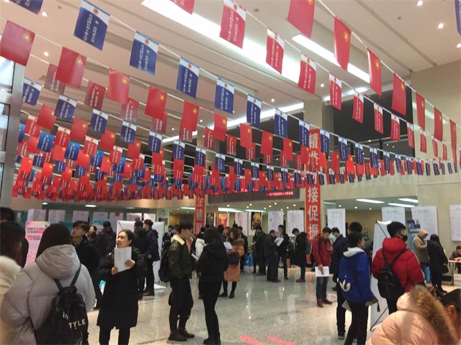 长春工业大学招聘会现场.jpg