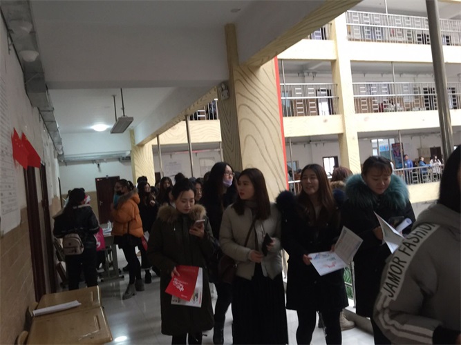 长春光华学院招聘会现场.jpg