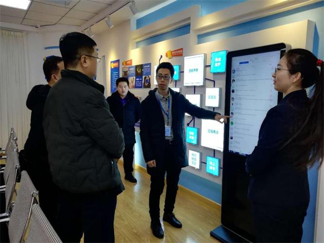 亿万28电商总司理郝鹍对项目举行先容.jpg 亿万28电商总司理郝鹍对项目举行先容.jpg