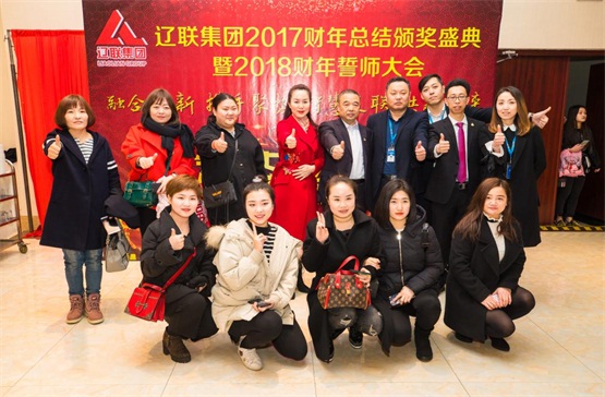 ÒÚÍò28·þÎñÍâ°ü¹«Ë¾Óë¶Ê³¤¼°·òÈ˺ÏÓ°.jpg ÒÚÍò28·þÎñÍâ°ü¹«Ë¾Óë¶Ê³¤¼°·òÈ˺ÏÓ°.jpg