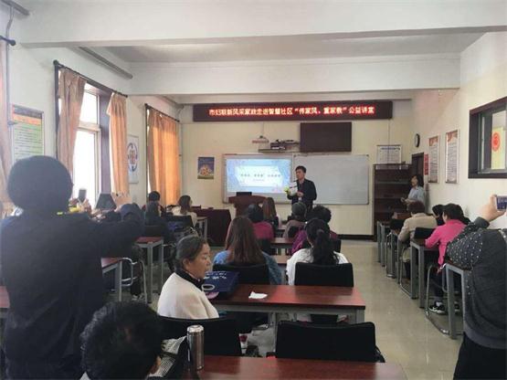 张程为住民先容智慧社区功效及服务.jpg 张程为住民先容智慧社区功效及服务.jpg