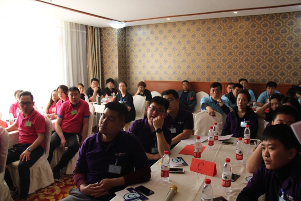 全神贯注听课.jpg 全神贯注听课.jpg