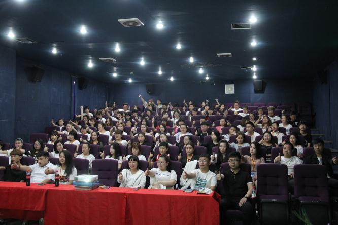 信心百倍的服务外包同事.jpg 信心百倍的服务外包同事.jpg