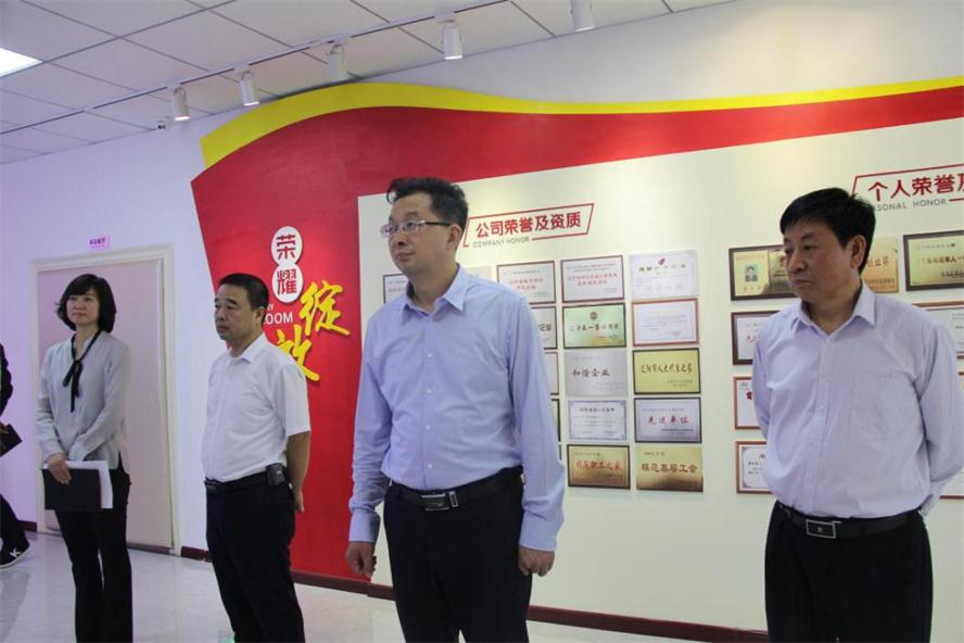 何亚琼副市长莅临亿万28电商调研指导.jpg 何亚琼副市长莅临亿万28电商调研指导.jpg