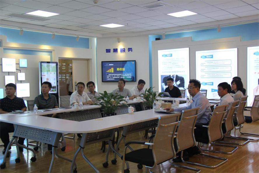 辽阳市何亚琼副市长莅临亿万28电商指导.jpg 辽阳市何亚琼副市长莅临亿万28电商指导.jpg