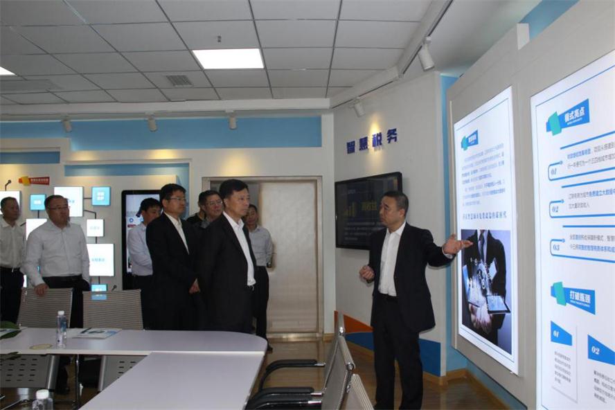 辽阳市市长王一兵莅临亿万28电商调研.jpg 辽阳市市长王一兵莅临亿万28电商调研.jpg