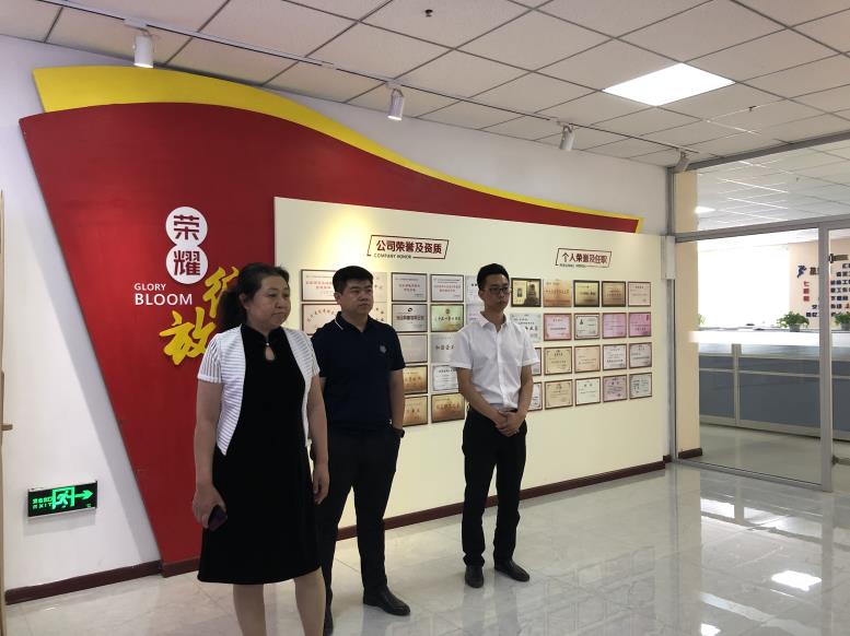 罗英男董事长一行听取集团各个项目先容.jpg 罗英男董事长一行听取集团各个项目先容.jpg