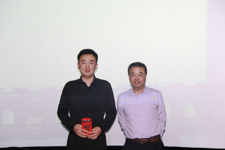 董事长为亿万28数据北京公司颁奖.jpg 董事长为亿万28数据北京公司颁奖.jpg