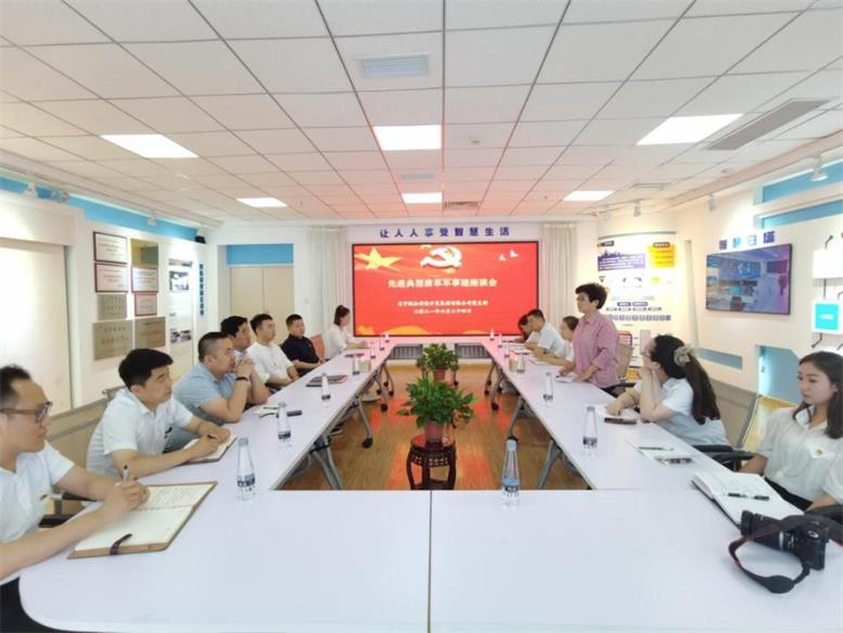 与先进典范唐革军共话“感党恩、听党话、跟党走”.jpg 与先进典范唐革军共话“感党恩、听党话、跟党走”.jpg