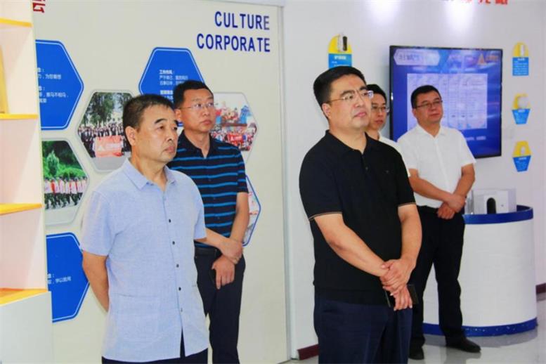 辽阳市白塔区委书记缪万举莅临亿万28信息调研指导3.jpg 辽阳市白塔区委书记缪万举莅临亿万28信息调研指导3.jpg