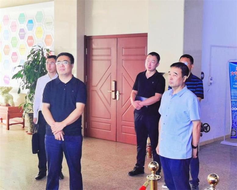 辽阳市白塔区委书记缪万举莅临亿万28信息调研指导.jpg 辽阳市白塔区委书记缪万举莅临亿万28信息调研指导.jpg