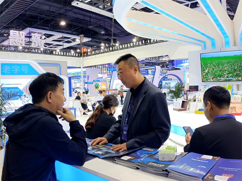 企业以及媒体到亿万28信息展区洽谈2.jpg 企业以及媒体到亿万28信息展区洽谈2.jpg