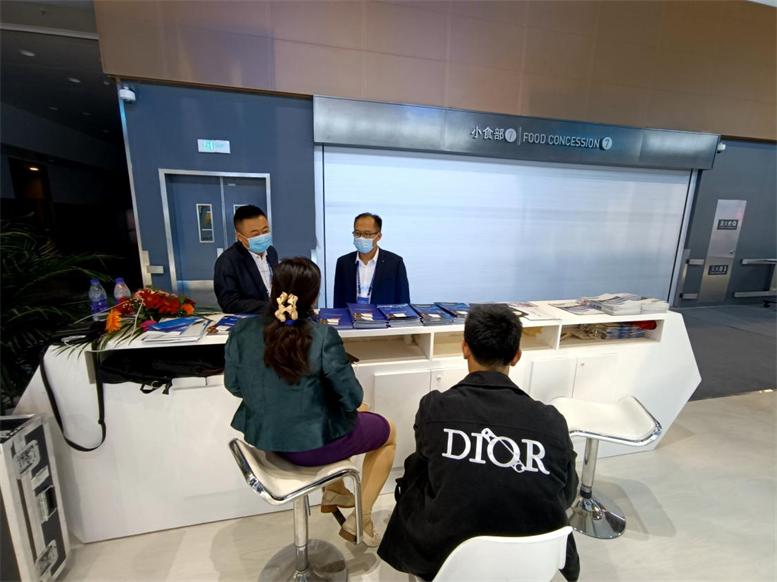 企业以及媒体到亿万28信息展区洽谈.jpg 企业以及媒体到亿万28信息展区洽谈.jpg